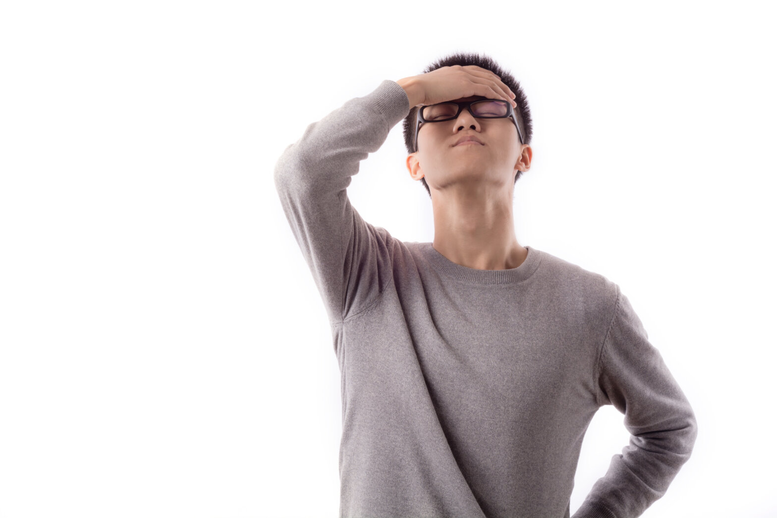 sensibilidadeà luz. homem em fundo branco.